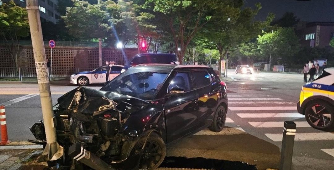 South Korean Driver Surrenders After Crashing into Traffic Light and Fleeing