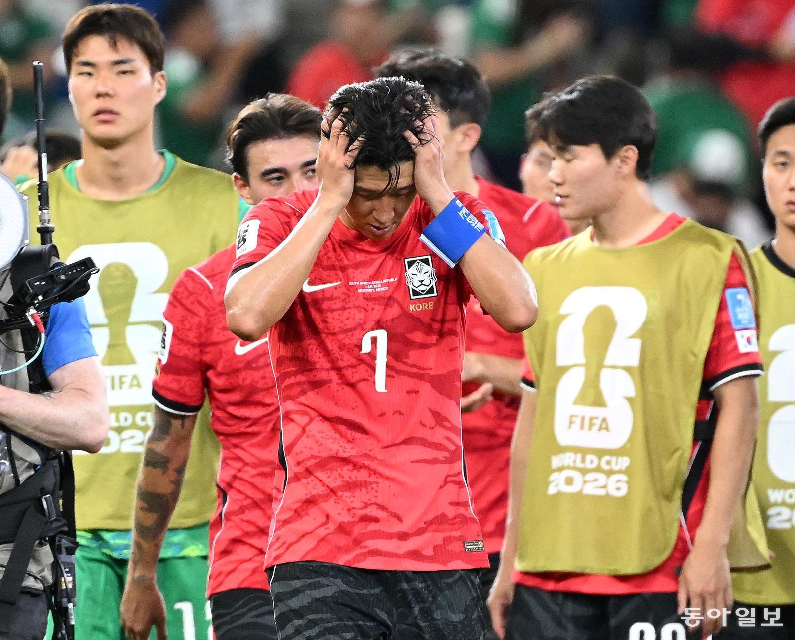홍명보 감독이 이끄는 대한민국 축구대표팀은 25일(이하 한국시간) 오전 10시 멕시코 몬테레이 스타디움에서 개최된 2026 국제축구연맹(FIFA) 북중미 월드컵 조별리그 A조 최종전에서 남아프리카공화국에게 0-1 충격패를 당했다.   1승2패가 된 한국은 A조 3위로 밀리며 32강 자력진출에 실패했다. 한국은 나머지 조들의 상황을 따져보고 32강에 진출할 가능성은 남아있다. 1승1무1패의 남아공이 2위로 32강 진출을 확정지었다.  경기 종료 후 대한민국 손흥민이 패배에 아쉬워하고 있다. 2026.06.25 뉴스1