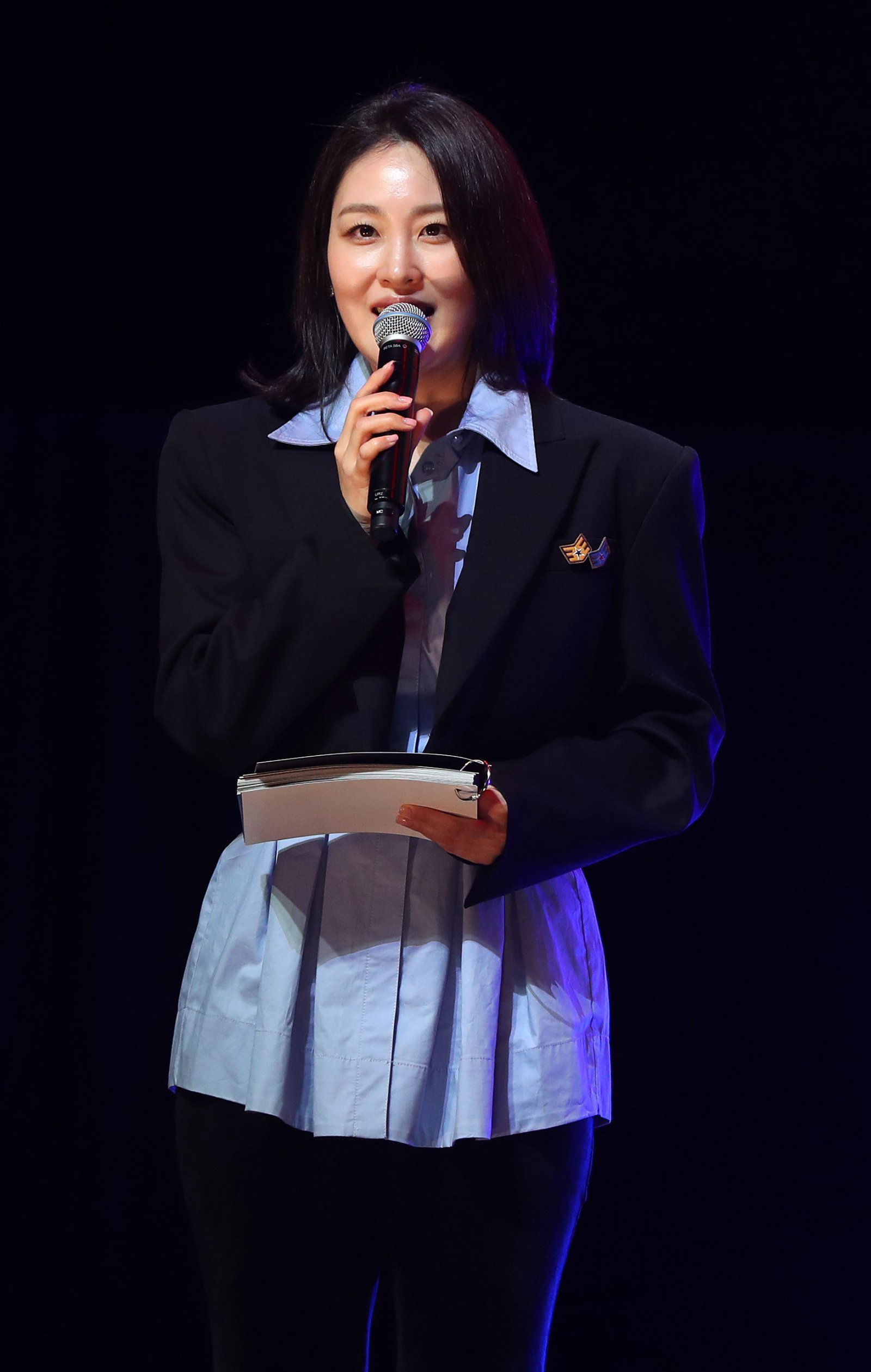 방송인 신아영이 15일 오후 서울 광진구 예스24라이브홀에서 열린 그룹 보이넥스트도어(BOYNEXTDOOR) 두 번째 미니앨범 ‘HOW?’(하우?) 쇼케이스에서 인사말을 하고 있다. 2024.04.15 뉴시스