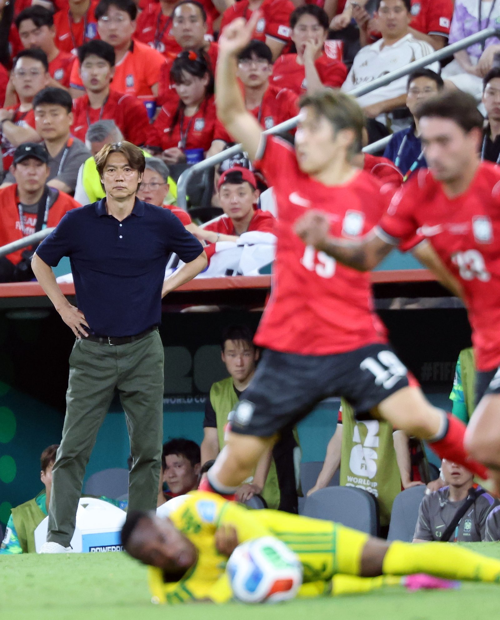 대한민국 축구국가대표팀 홍명보 감독이 24일(현지시간) 멕시코 몬테레이 스타디움에서 열린 2026 북중미 월드컵 A조 조별리그 3차전 대한민국과 남아프리카 공화국의 경기에서 선수들 플레이를 지켜보고 있다. 2026.6.25 뉴스1