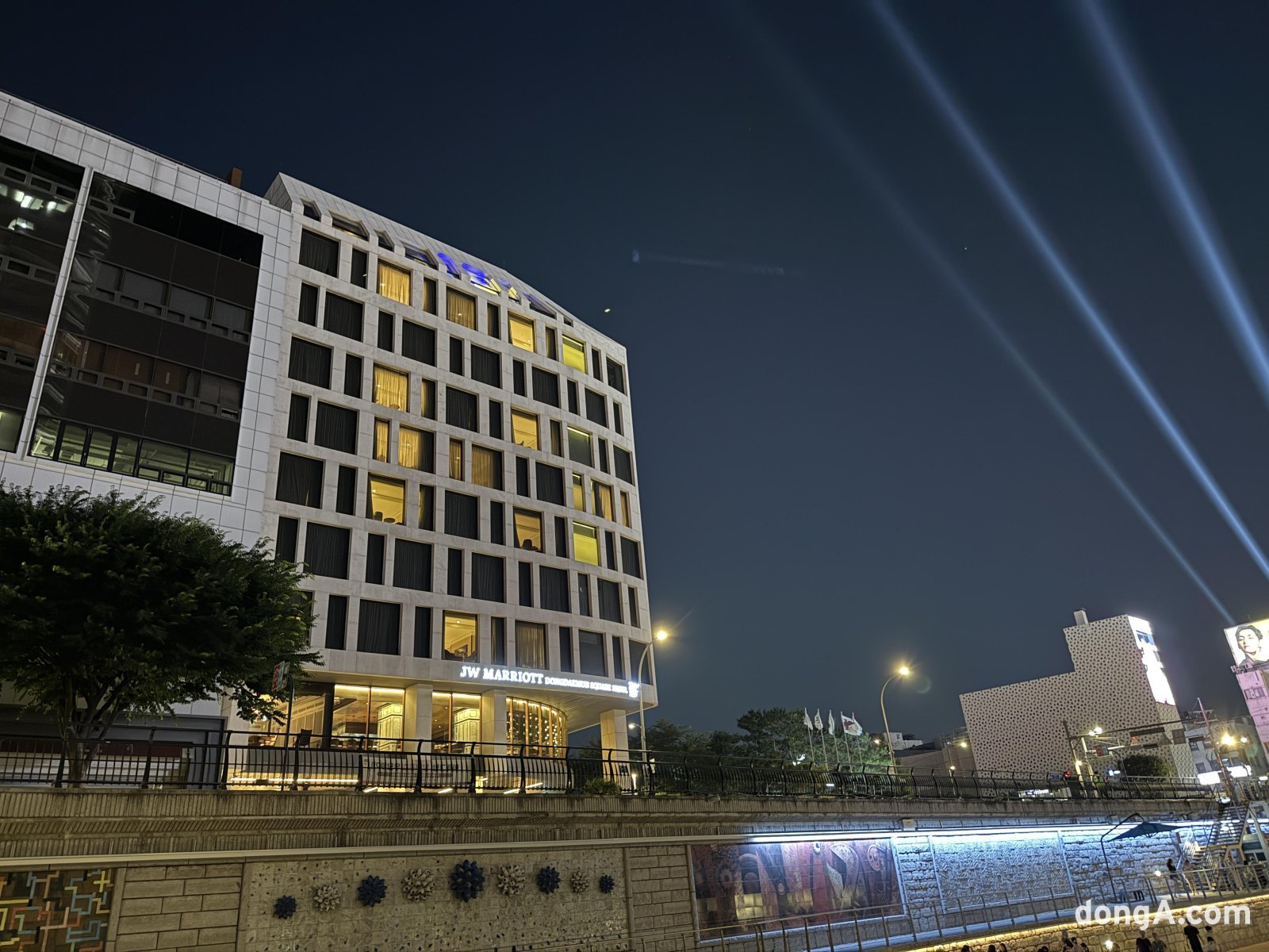 청계천에서 바라본 JW메리어트 동대문 전경. 김상준 기자 ksj@donga.com