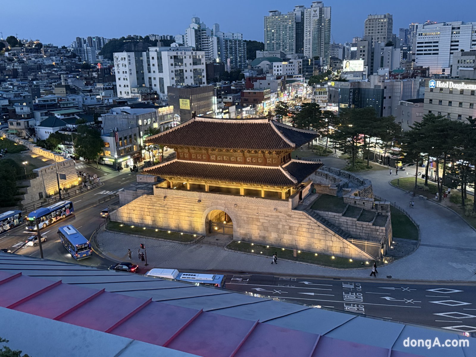 JW메리어트 동대문 더 라운지에서 바라본 동대문 전경. 김상준 기자 ksj@donga.com