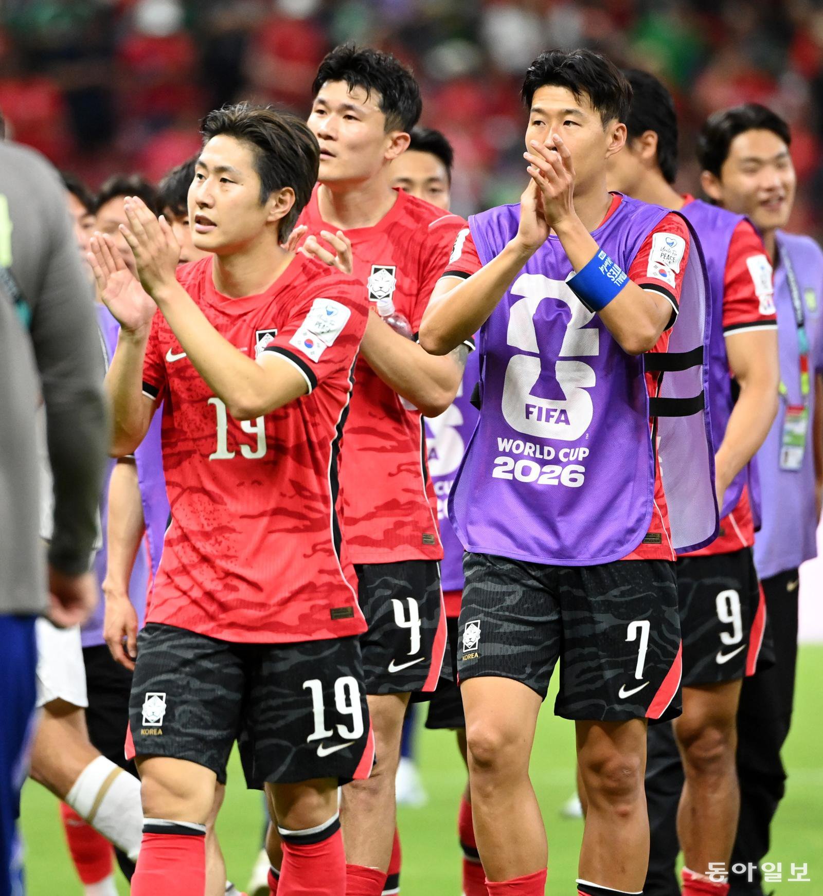 12일(한국시각) 멕시코 과달라하라 사포판의 에스타디오 과달라하라에서 열린 2026 북중미월드컵 대한민국과 체코의 경기. 대한민국이 2대1로 승리했다. 이강인 김민재 손흥민 등 선수들이 팬들에게 인사하고 있다.  2026.06.12.사포판(멕시코)=박형기 기자 oneshot@donga.com