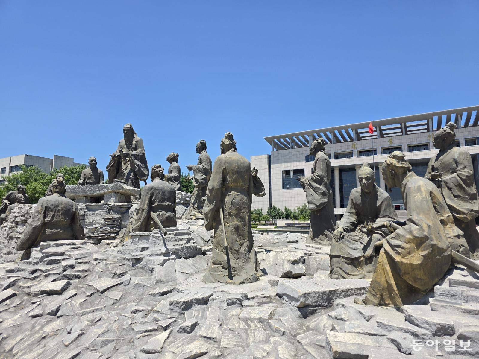 “태산(泰山)에 오르니 천하(天下)가 작아 보였다” [전승훈 기자의 아트로드]