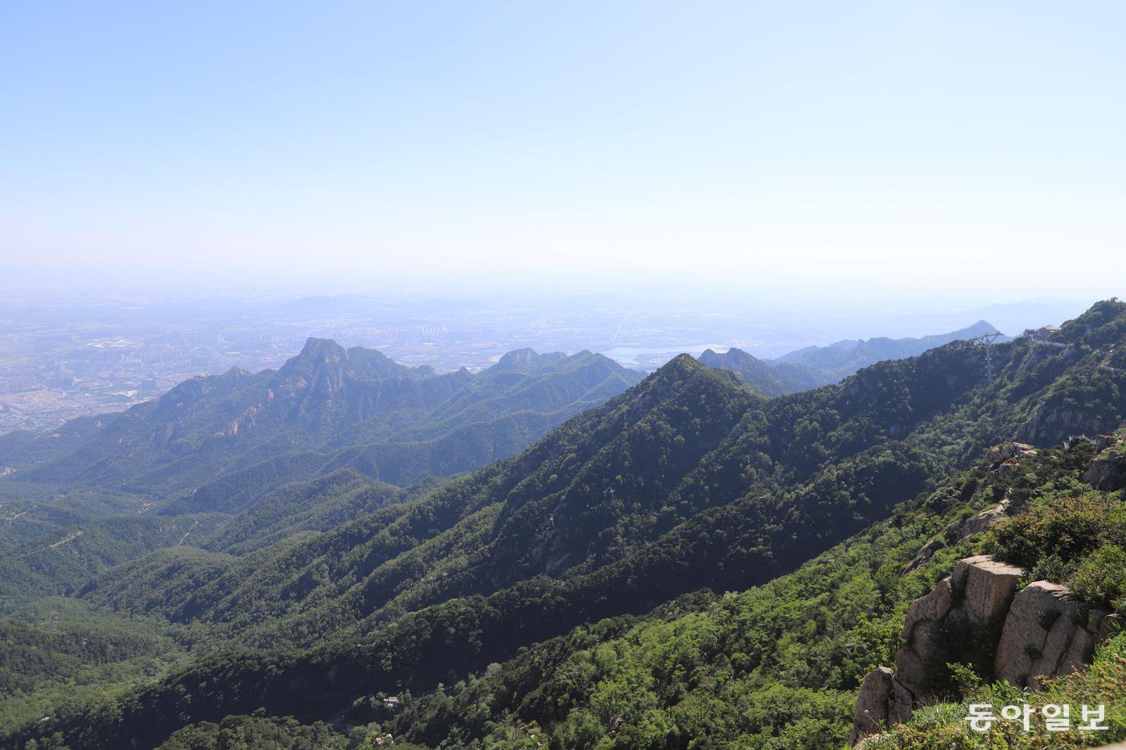 태산 정상에서 바라본 풍경.