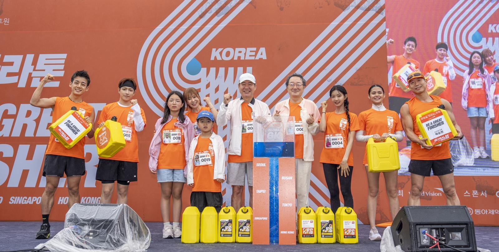 20일 국제구호개발 NGO 월드비전이 서울 상암 월드컵공원 평화광장에서 ‘2026 글로벌 6K 마라톤 서울대회’를 개최했다. 왼쪽부터 스톤러닝 원형석, 글로벌 6K 캠페인 홍보대사 에이티즈 홍중, 월드비전 홍보대사 배우 최강희, 월드비전 친선대사 배우 박상원, 월드비전 조명환 회장, 월드비전 홍보대사 배우 이세희, 필리핀 월드비전 홍보대사 비앙카 우말리, 제리캔 크루원 박순찬. 월드비전 제공