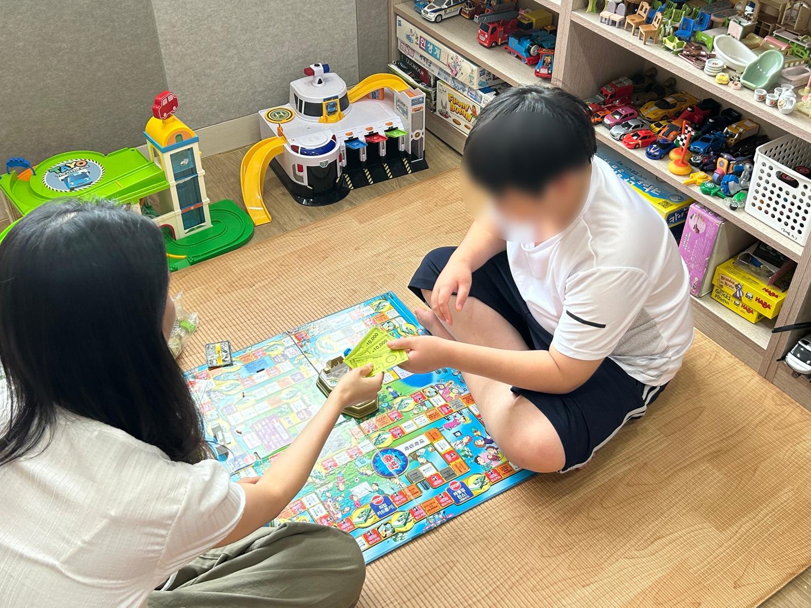 ‘GN 세이프 스타트’ 활동 중 하나인 놀이치료를 받고 있는 아동. 굿네이버스 제공