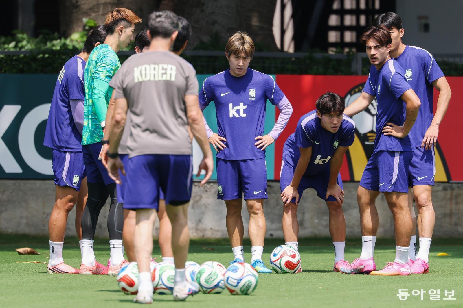 27일(현지시간) 이강인을 비롯한 선수들이 러닝 후 침울한 표정으로 몸을 풀고 있다. 사포판=박형기 기자 oneshot@donga.com