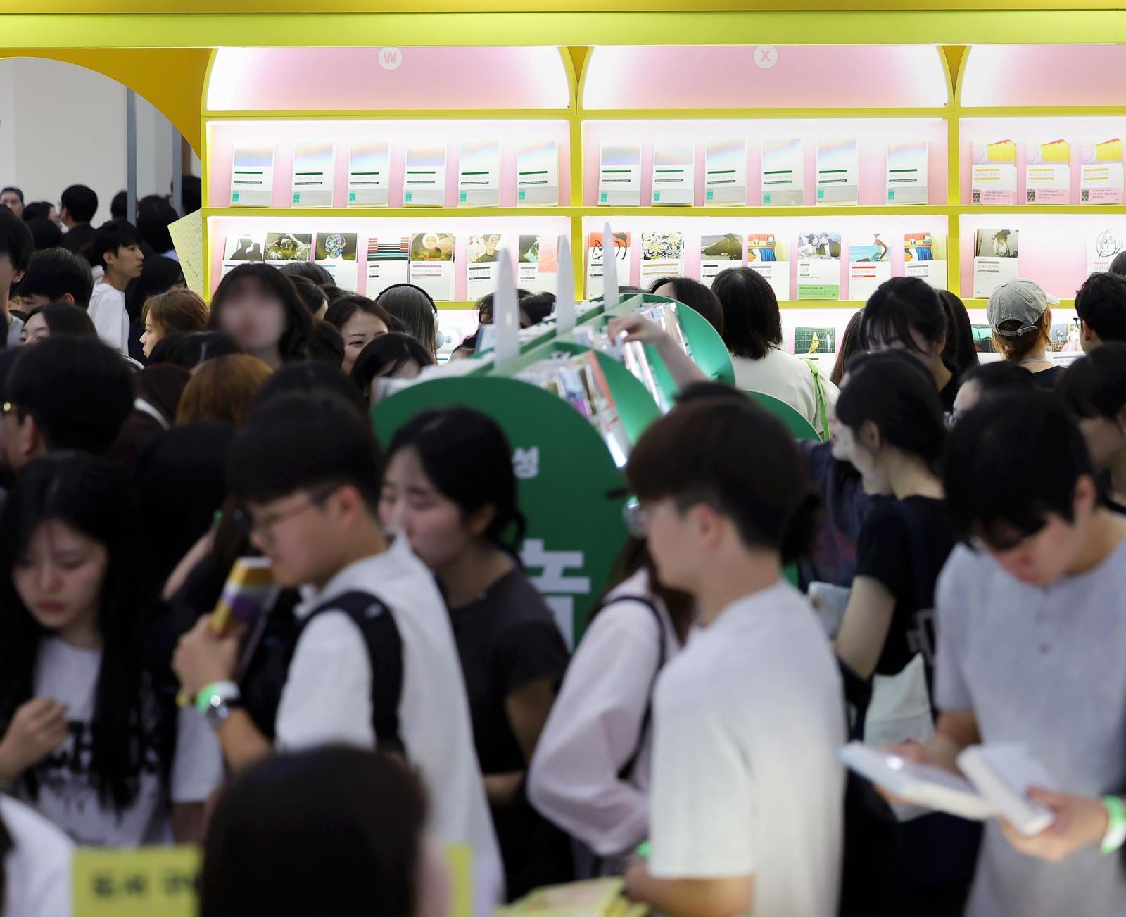 출판사 속내 듣고, 개성 부스에 매료… “책 아직 미래 있다”