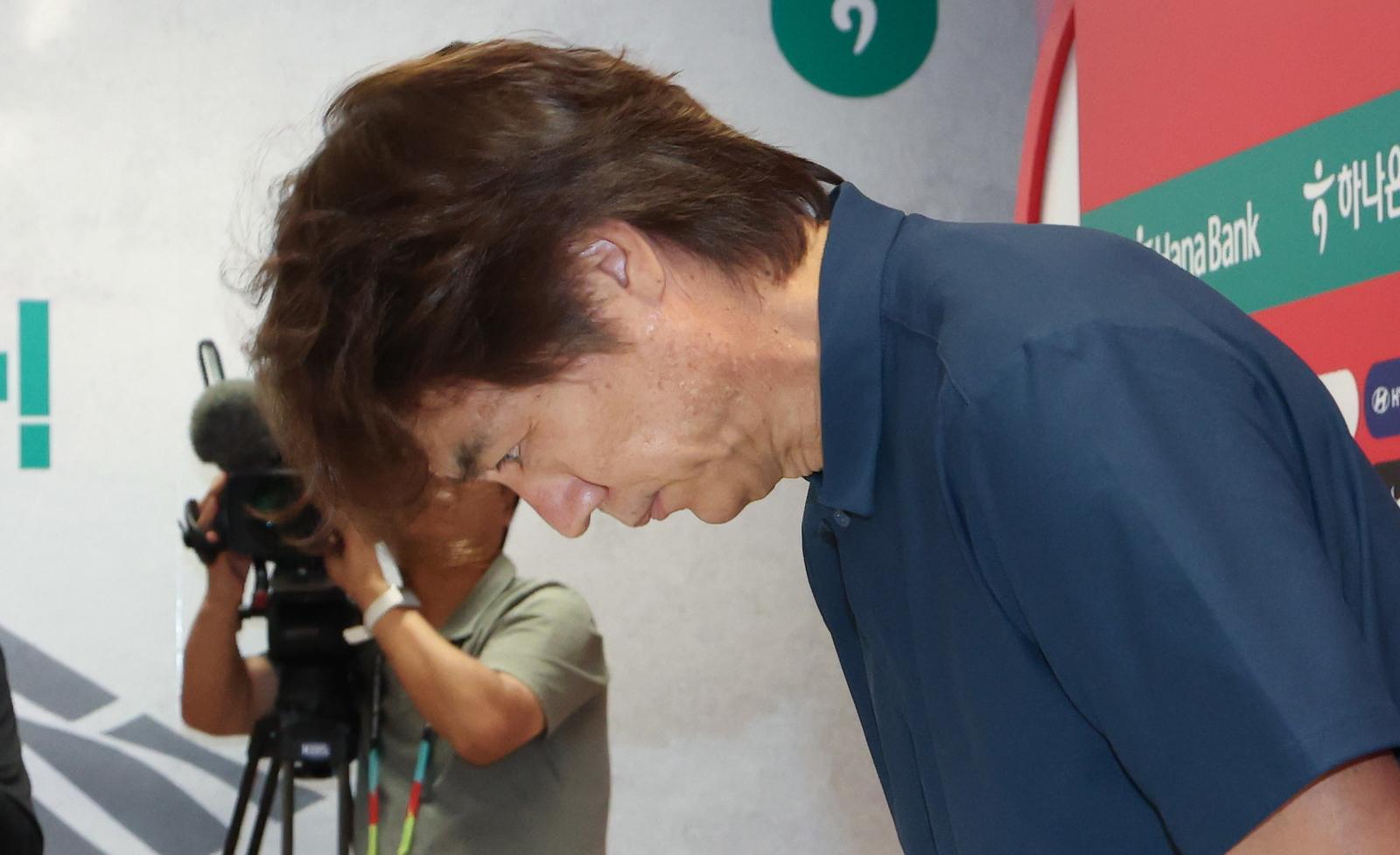 한국 축구 국가대표팀 홍명보 감독이 28일(현지시간) 멕시코 과달라하라 인근 사포판 치바스 바예 베르데 훈련장에 마련된 베이스캠프에서 월드컵 결산 기자회견을 마친 후 인사하고 있다. 과달라하라(멕시코)=뉴스1