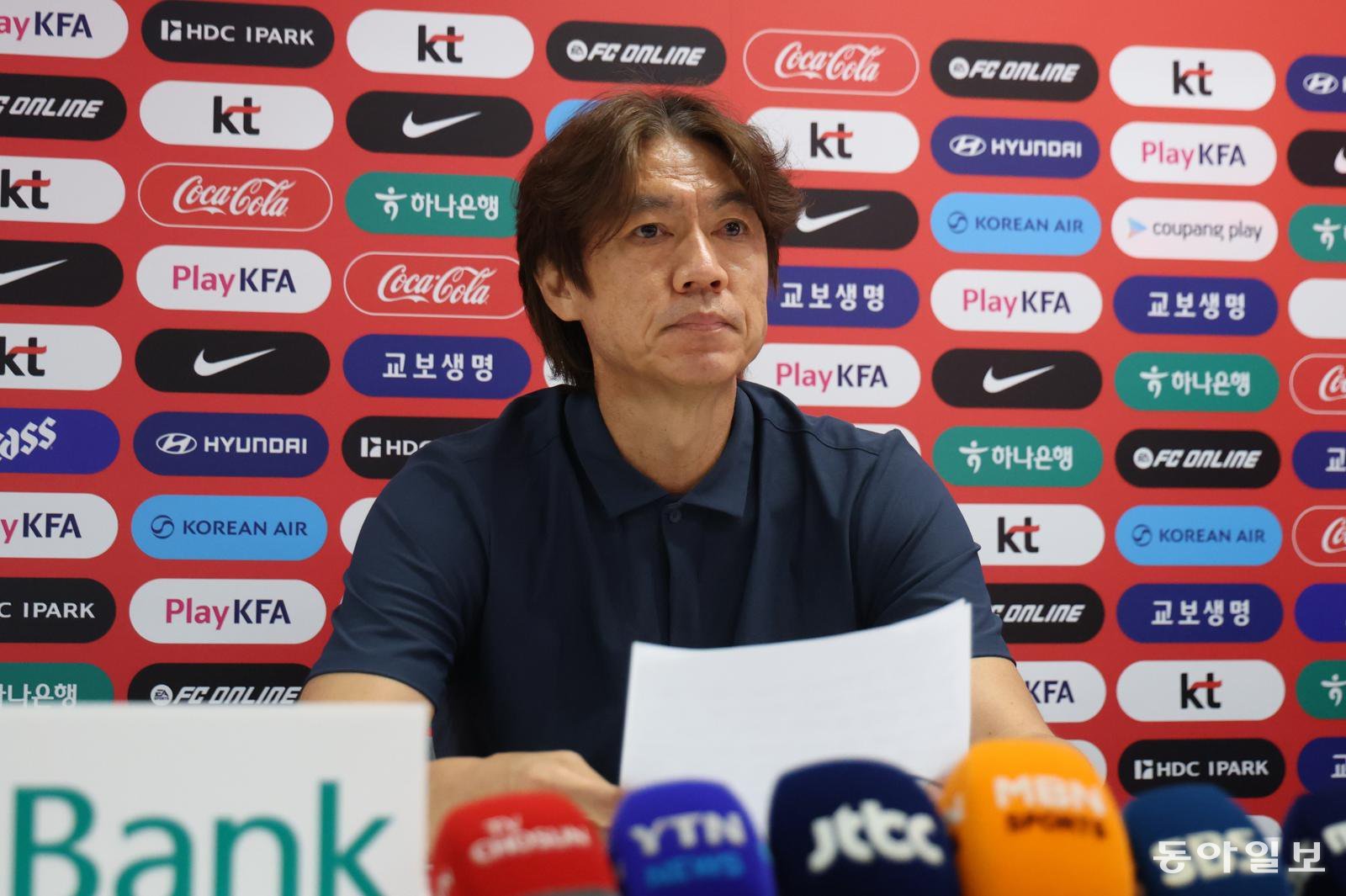 한국 축구 대표팀의 홍명보 감독이 28일(현지시간) 멕시코 할리스코주 사포판의 치바스 바예 베르데 훈련장에서 대표팀 감독 사퇴 입장문을 발표하고 있다. 사포판=박형기 기자 oneshot@donga.com