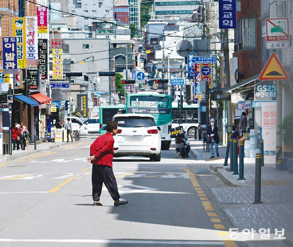 “저 먼 건널목까지 어느 세월에”… 차도 가로지르는 노인들