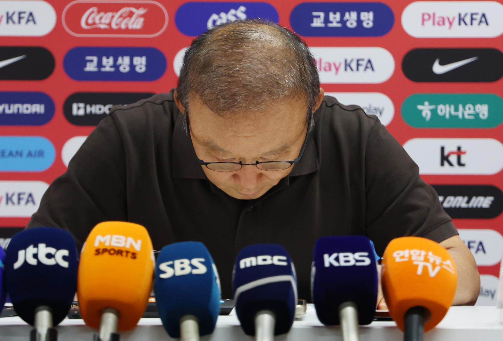 한국 축구 국가대표팀 박항서 월드컵 지원 단장이 28일(현지시간) 멕시코 과달라하라 인근 사포판 치바스 바예 베르데 훈련장에 마련된 베이스캠프에서 기자회견을 열고 사과문 발표에 앞서 고개를 숙이고 있다. 2026.6.29 ⓒ 뉴스1