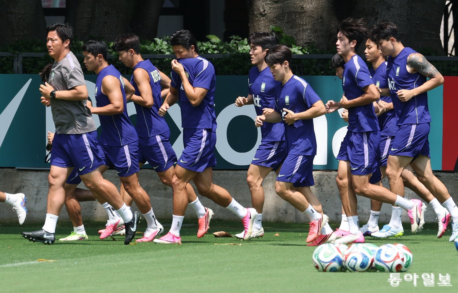 27일(현지시간) 한국 축구 대표팀 선수들이 멕시코 과달라하라 인근 사포판의 ‘치바스 베르데 바예’ 훈련장에서 굳은 표정을 지은 채 러닝을 하고 있다. 사포판=박형기 기자 oneshot@donga.com