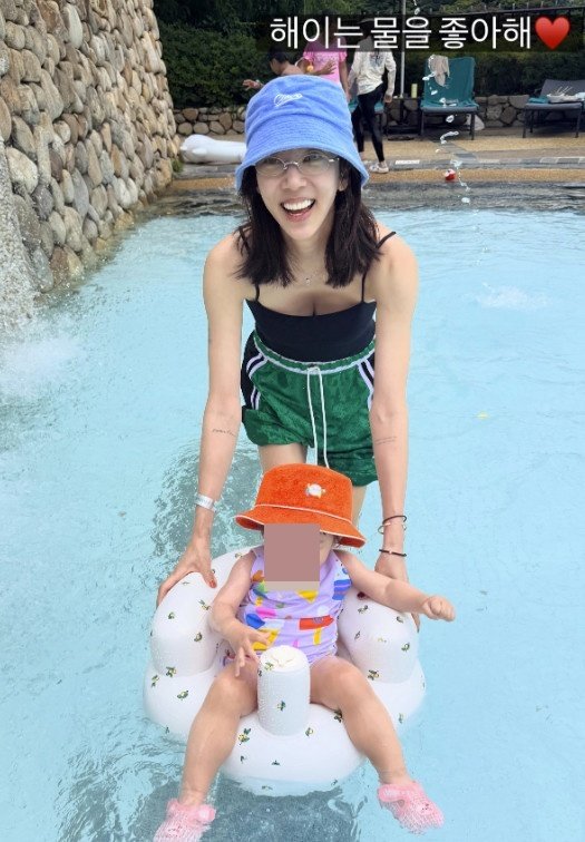 손담비♥이규혁, 돌 지난 딸과 수영장 나들이…“물 좋아해 안 나오겠다고”