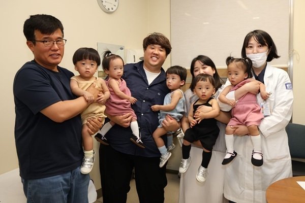 ‘엄마·아빠’ 부르고 공도 ‘뻥’ …‘인간극장’ 오둥이 벌써 이렇게 컸네