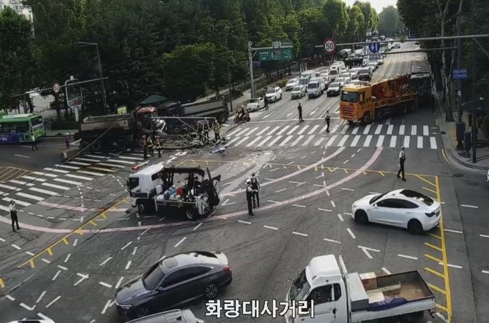 서울 노원구 화랑대사거리서 덤프트럭끼리 추돌··일대 교통 혼잡