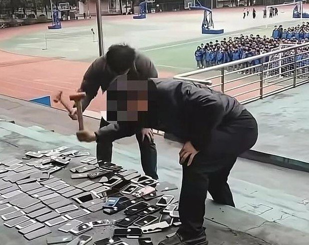 “휴대폰 가져오지 마” 학생들 앞에서 휴대전화 부순 中 교사들