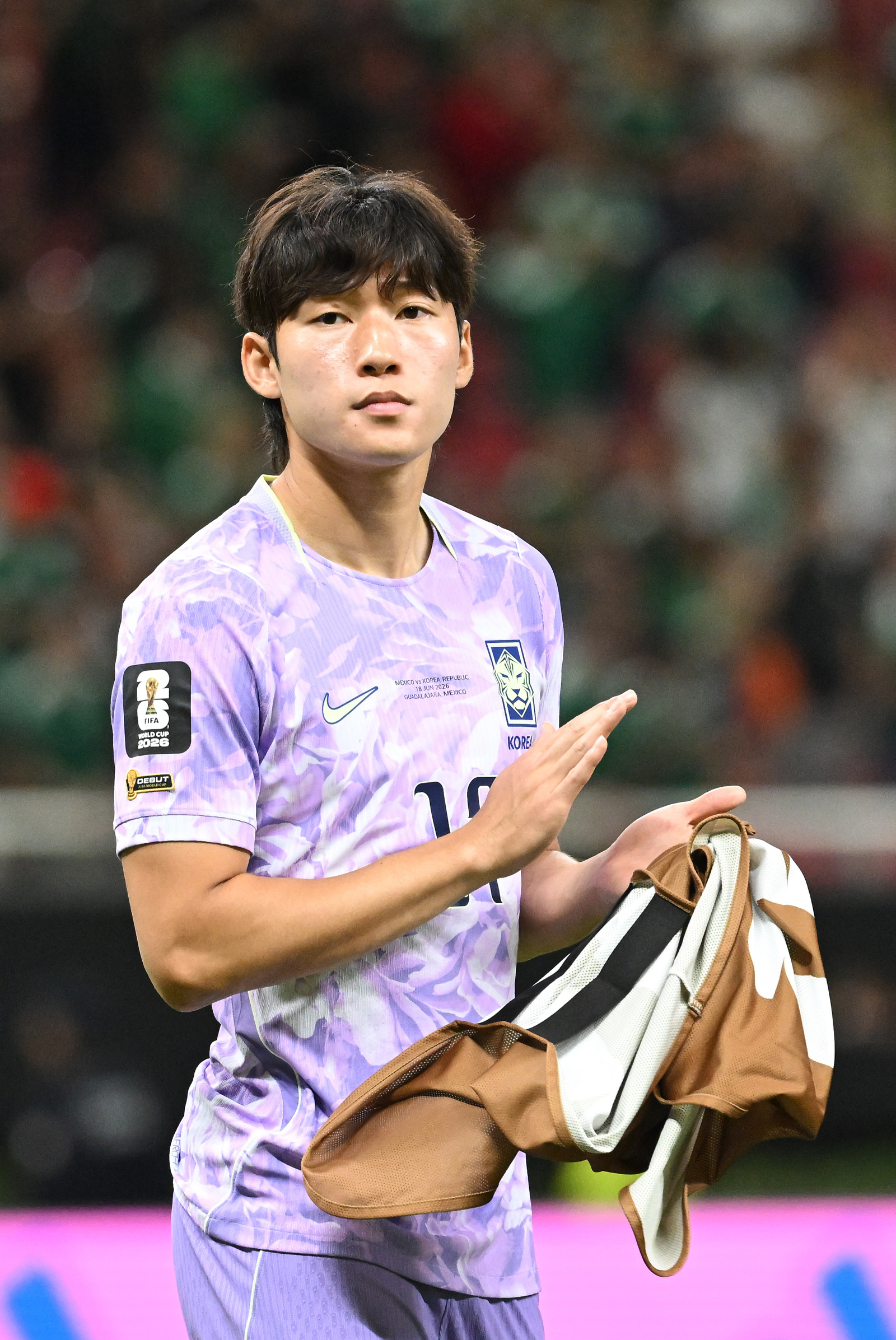 홍명보 감독이 이끄는 대한민국 축구대표팀은 19일 오전 10시(이하 한국시간) 멕시코 과달라하라의 에스타디오 과달라하라에서 열린 2026 국제축구연맹(FIFA) 북중미 월드컵 조별리그 A조 2차전에서 멕시코에 0-1로 패했다. 이로써 한국은 1승 1패, 승점 3으로 멕시코(승점 6)에 이어 조 2위가 됐다. 체코와 남아프리카공화국이 나란히 승점 1에 머물러 있는 만큼 한국은 남아공과 최종전에서 무승부만 거둬도 조 2위를 확보할 수 있다. 경기 종료 후 대한민국 배준호(오른쪽)가 박수를 치고 있다. 2026.06.19