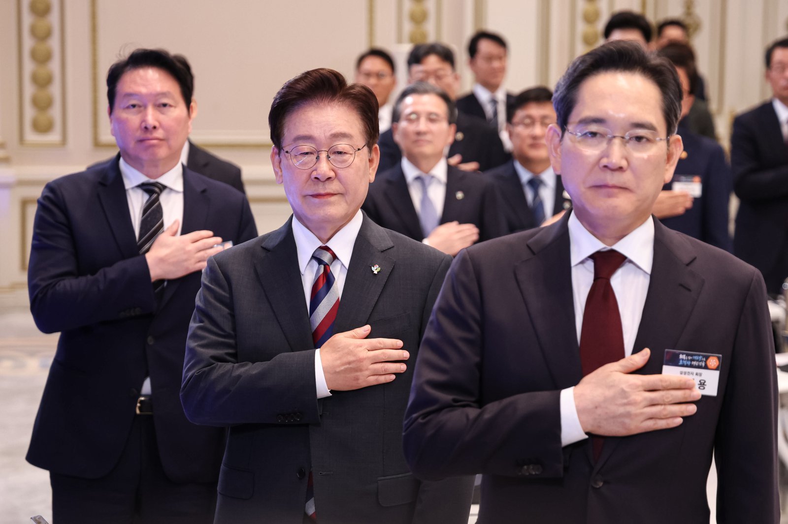 이재명 대통령과 이재용 삼성전자 회장, 최태원 SK그룹 회장이 29일 청와대 영빈관에서 열린 대한민국 대도약 3대 메가프로젝트 국민보고회에서 국민의례를 하고 있다. 2026.6.29 뉴스1