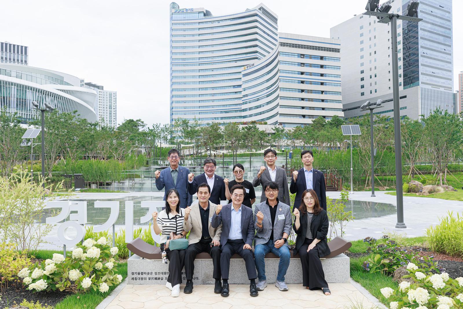김동연 경기도지사가 김용진 경기주택도시공사(GH) 사장 등과 함께 다음 달 10일 개장을 앞둔 경기정원을 찾아 시설 안전과 운영 준비 상황을 최종 점검하고 관계자들과 기념사진을 찍고 있다. 경기도 제공