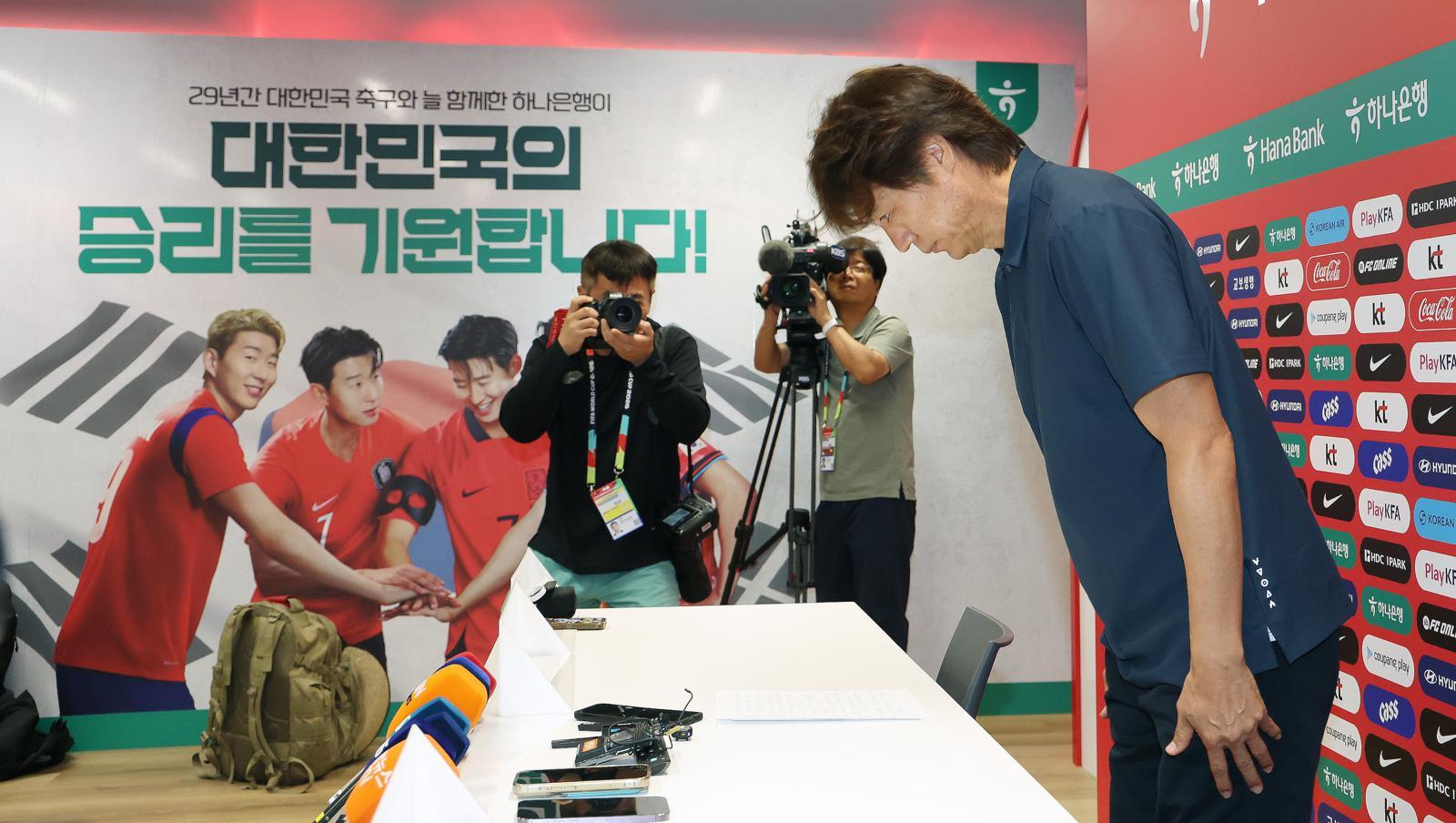한국 축구 국가대표팀 홍명보 감독이 28일(현지시간) 멕시코 과달라하라 인근 사포판 치바스 바예 베르데 훈련장에 마련된 베이스캠프에서 열린 월드컵 결산 기자회견에 앞서 고개를 숙이고 있다. 이날 홍명보 감독은 부진에 대한 책임을 지고 감독직에서 물러나겠다는 뜻을 밝혔다. 2026.6.29. 과달라하라(멕시코)=뉴스1