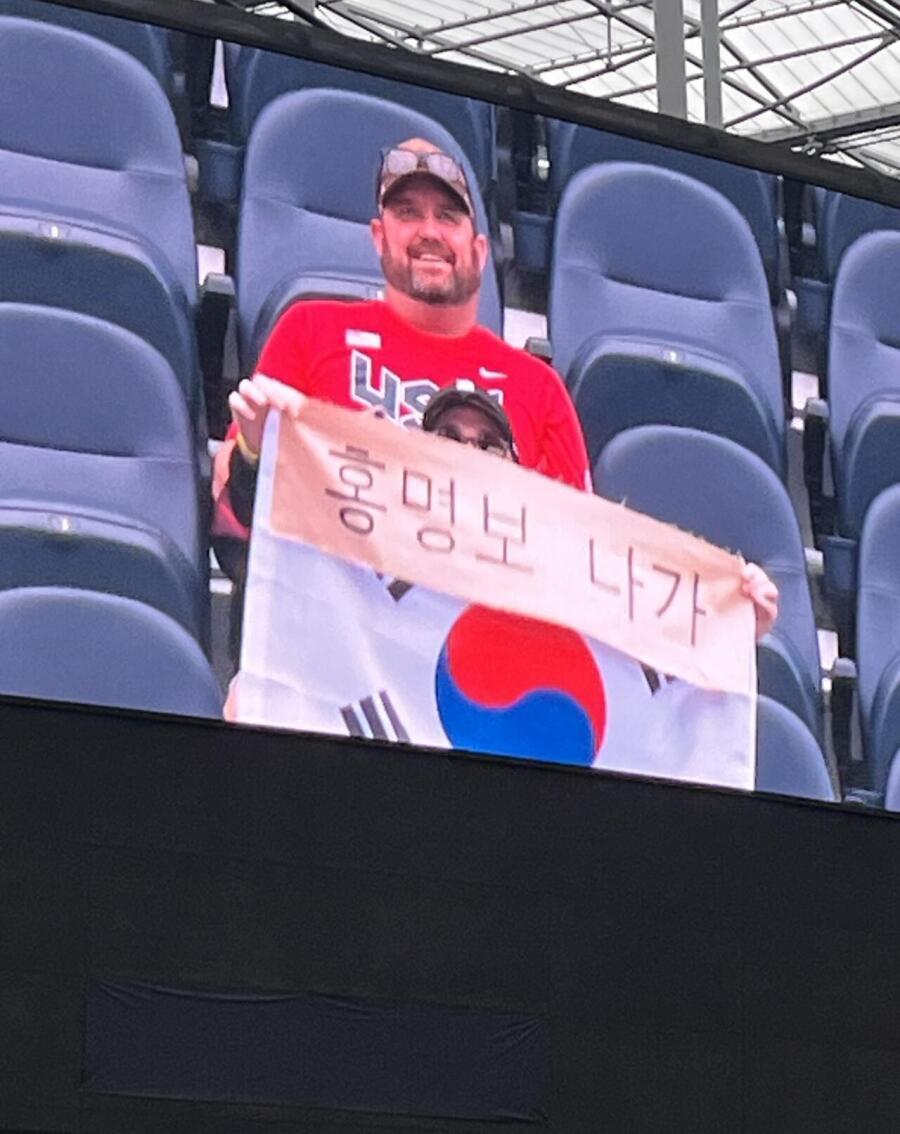 외국 팬까지 “홍명보 나가”…LA 경기장 전광판에 포착된 손팻말