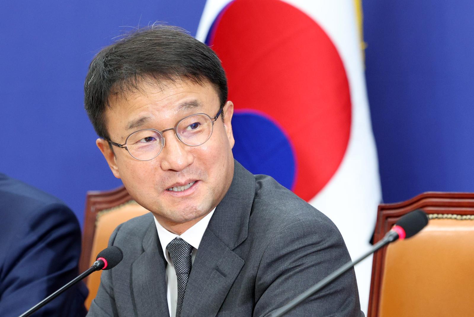與 “제주 항공편 부족은 이동권 침해…내달부터 증편 추진”