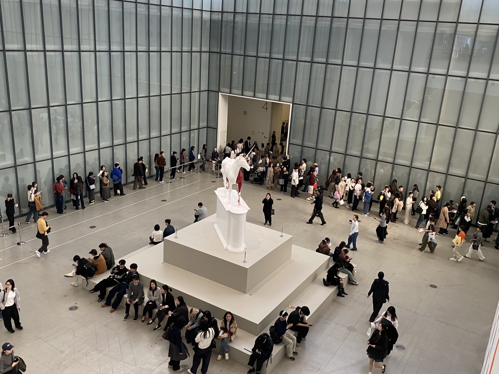 54만명 몰린 허스트전…국립현대미술관 역대 흥행 기록 새로 썼다