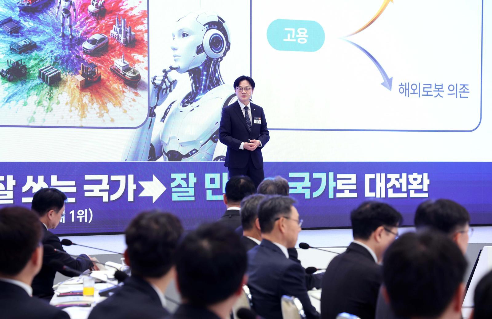 김정관 산업통상부 장관이 29일 청와대에서 열린 ‘대한민국 대도약 3대 메가프로젝트 국민보고회’에서 3대 메가 프로젝트 계획을 발표하고 있다. 2026.06.29 청와대사진기자단
