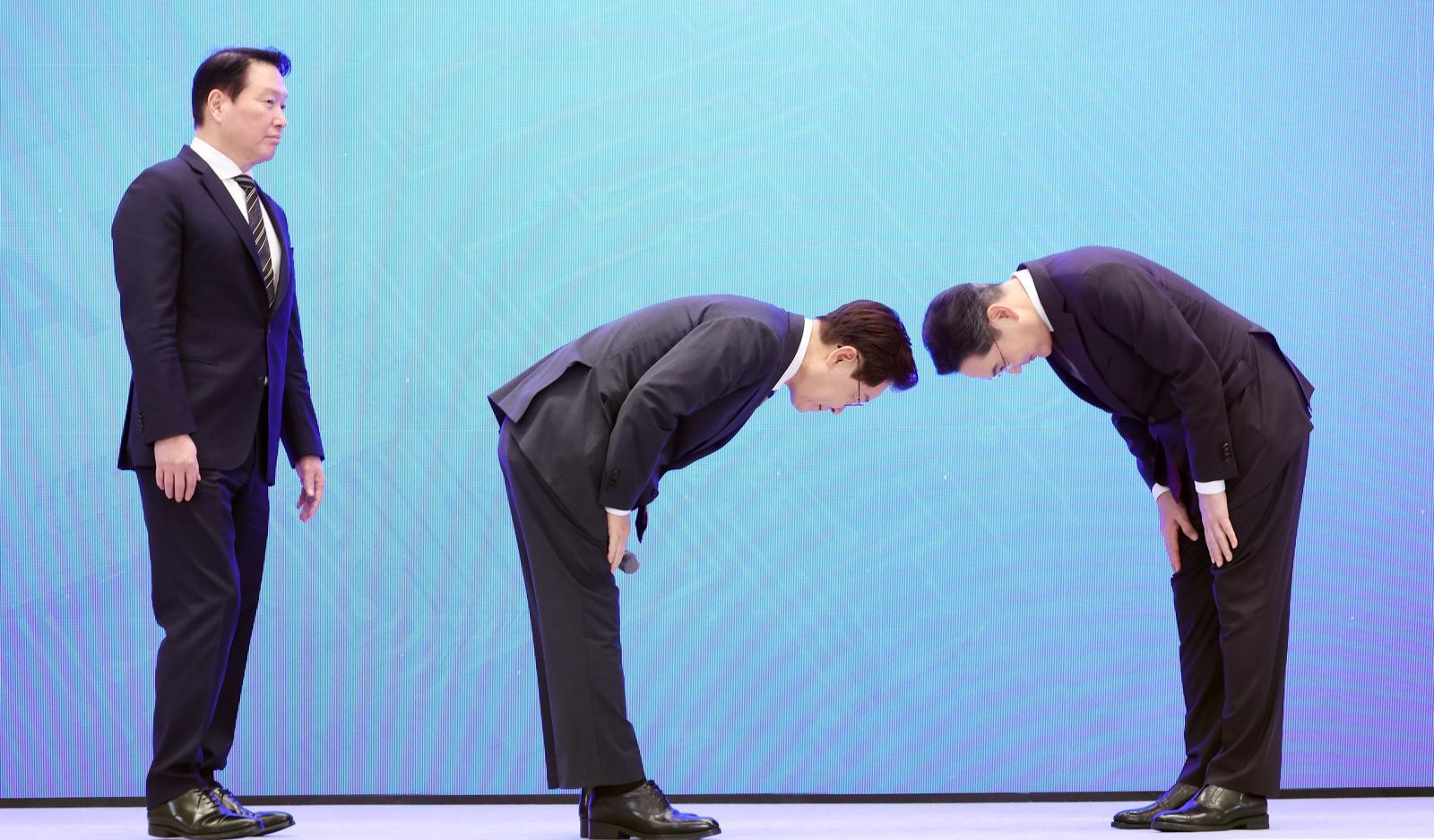 이재명 대통령과 이재용 삼성전자 회장이 29일 청와대 영빈관에서 열린 대한민국 대도약 3대 메가프로젝트 국민보고회에서 인사하고 있다.  사진 왼쪽은 최태원 SK그룹 회장. 2026.6.29/뉴스1