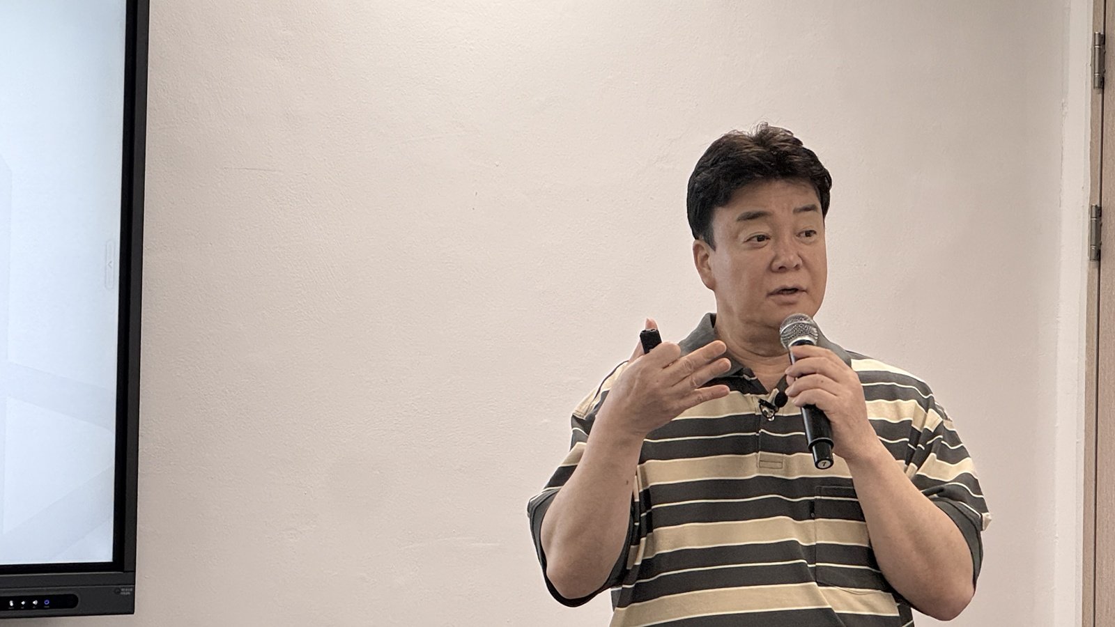 백종원 더본코리아 대표가 26일 충남 예산시장에서 열린 미디어 간담회에서 지역개발 사업 계획에 대해 설명하고 있다. 윤우열 기자 cloudancer@donga.com