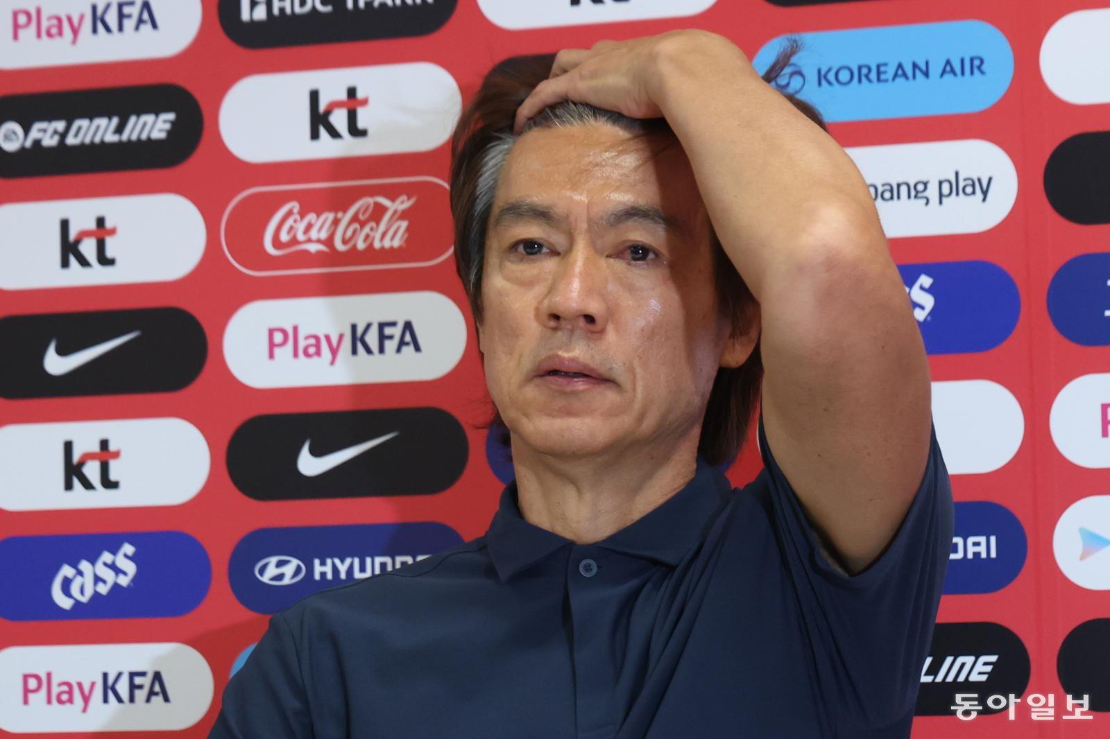 홍명보 한국 축구 대표팀 감독이 28일(현지시간) 멕시코 과달라하라 인근 사포판의 ‘치바스 베르데 바예’ 훈련장에 마련된 코리아하우스에서 대표팀 감독 자진 사퇴 입장문을 발표하고 있다. 사포판=박형기 기자 oneshot@donga.com