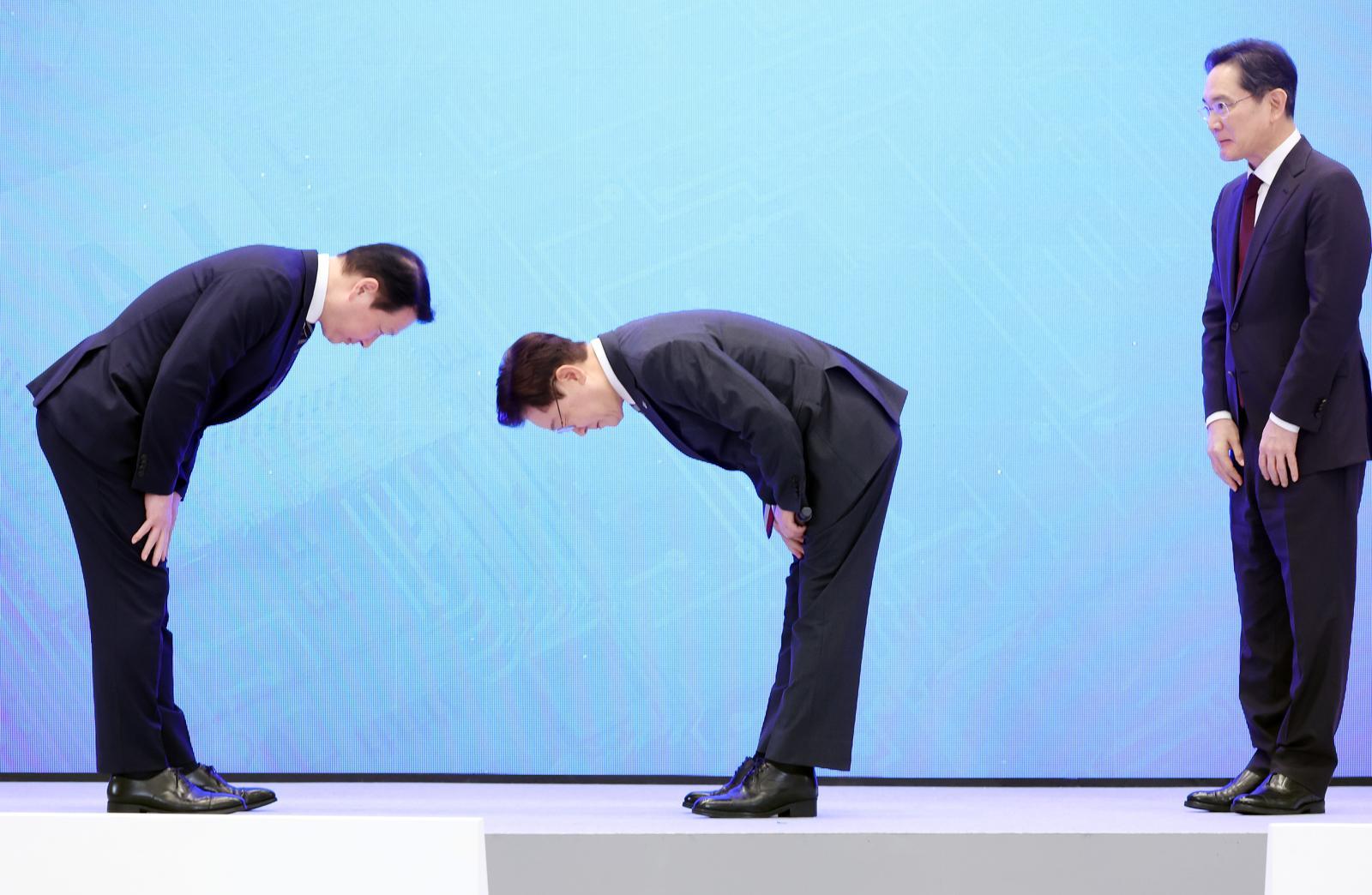 이재명 대통령과 최태원 SK그룹 회장이 29일 청와대 영빈관에서 열린 대한민국 대도약 3대 메가프로젝트 국민보고회에서 인사하고 있다. 사진 오른쪽은 이재용 삼성전자 회장. 뉴스1