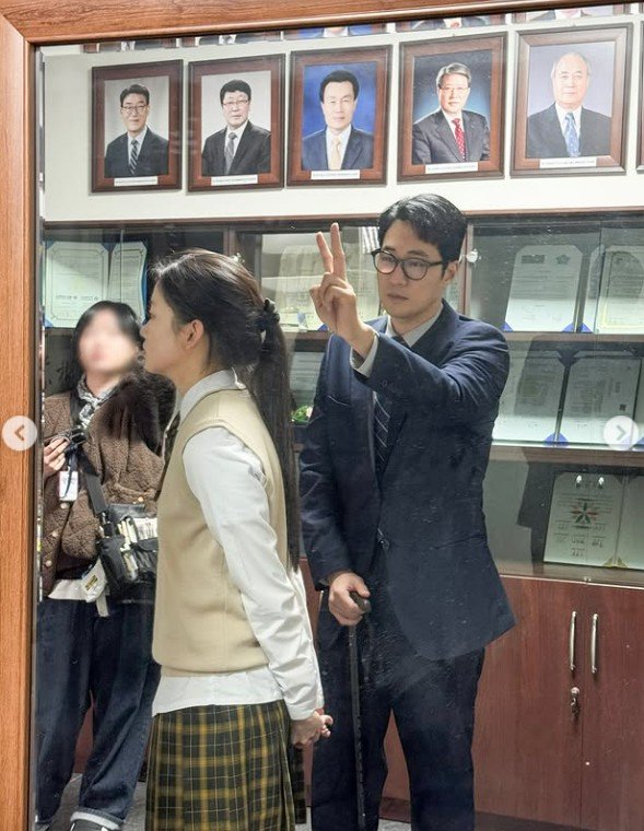 소지섭, 딸 뒤에서 몰래 브이…반전 아빠 면모