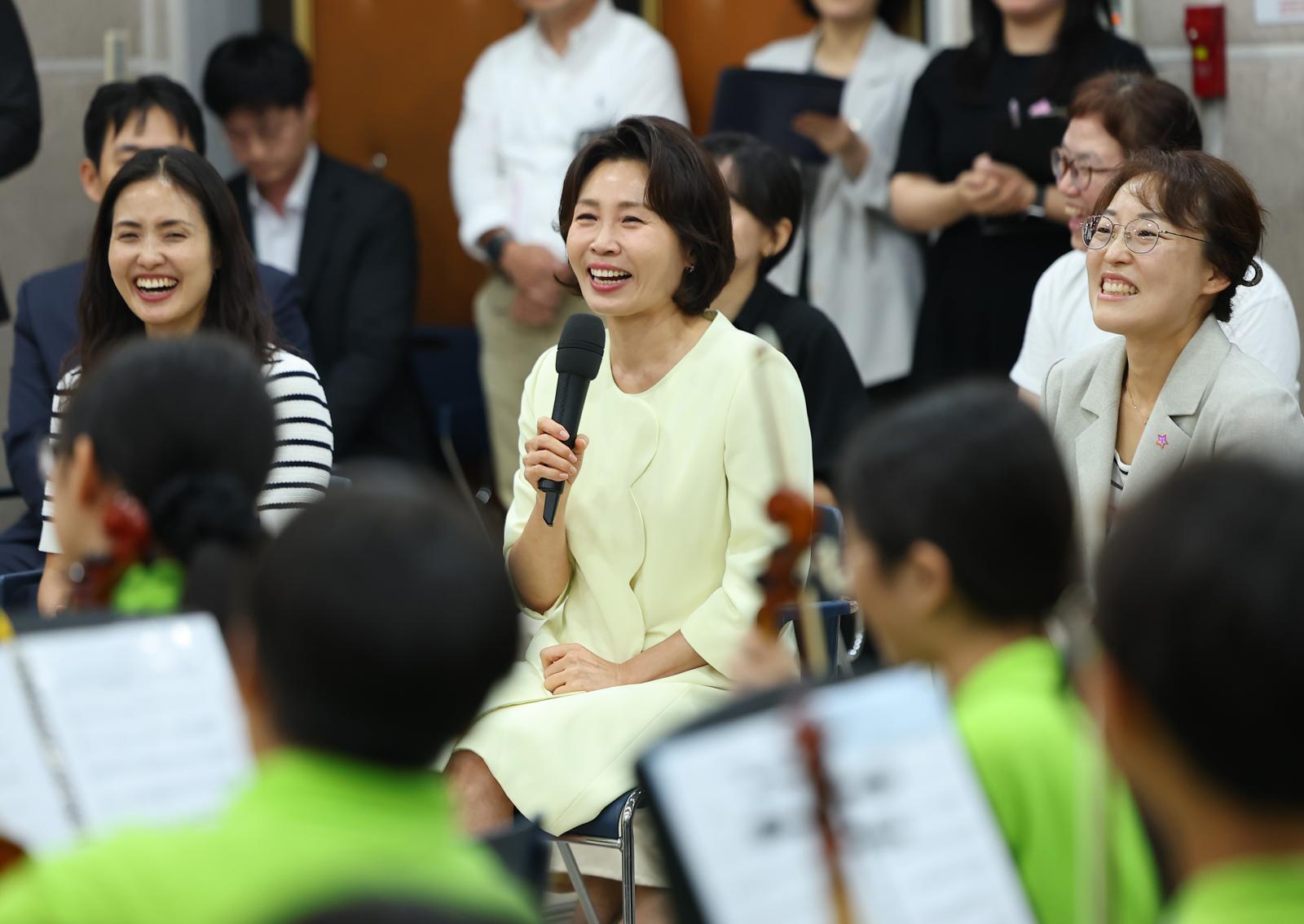 김혜경 여사, 꿈의 오케스트라 단원들 만나… “피아노 무대서 첫음 생각나지 않는 꿈 아직 꾼다”