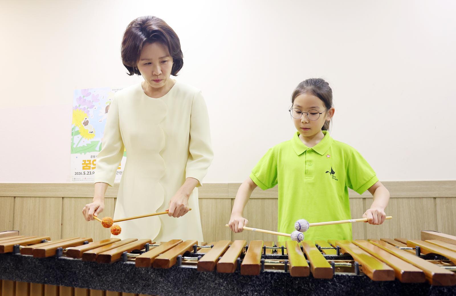 김혜경 여사가 29일 서울 구로아트밸리 예술극장에서 꿈의 오케스트라 단원과 함께 마림바 연주를 하고 있다. (청와대통신사진기자단) 2026.06.29.