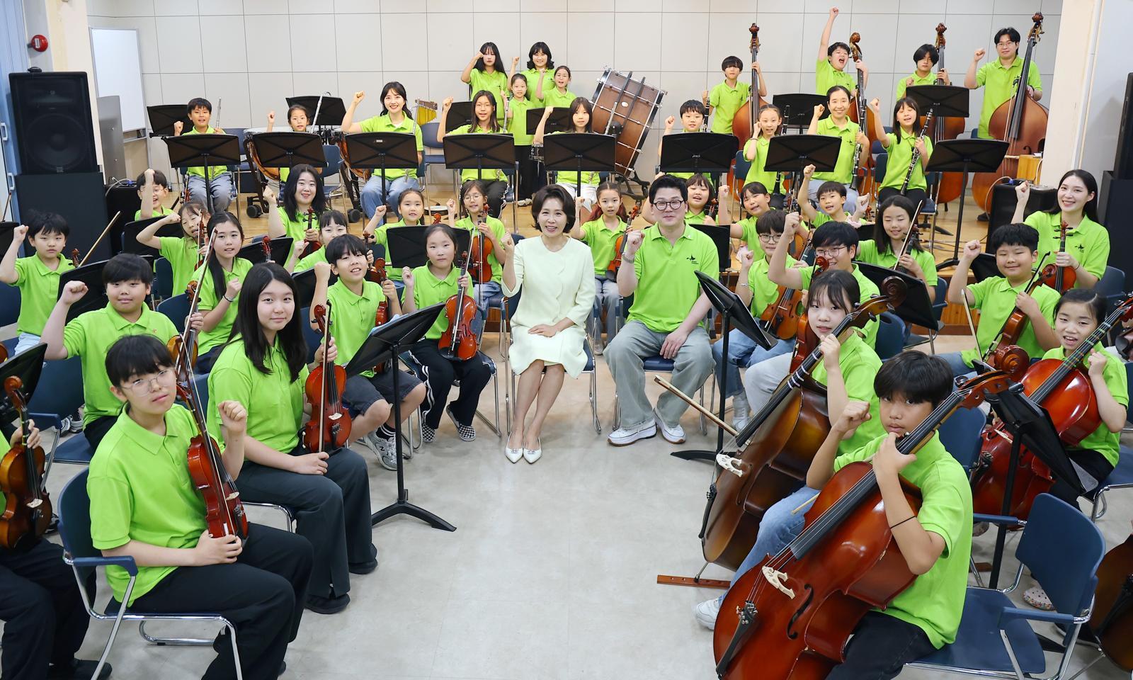 김혜경 여사가 29일 서울 구로아트밸리 예술극장에서 꿈의 오케스트라 단원의 합주 연습을 참관한 뒤 기념촬영을 하고 있다. (청와대통신사진기자단) 2026.06.29