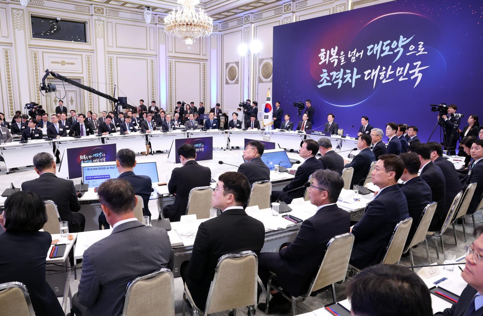 이재명 대통령과 이재용 삼성전자 회장, 최태원 SK그룹 회장이 29일 청와대 영빈관에서 열린 대한민국 대도약 3대 메가프로젝트 국민보고회에서 배경훈 부총리 겸 과학기술정보통신부 장관의 발표를 듣고 있다. 2026.6.29 . 뉴스1