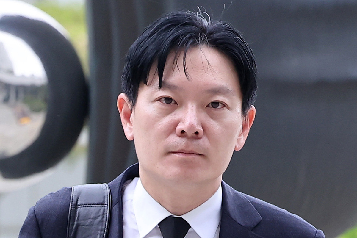 쌍방울 대북송금 사건 수사 과정에서 ‘연어 술파티’를 벌이며 진술 회유를 시도했다는 의혹을 받는 박상용 인천지검 부부장검사가 올 5월 서울 서초구 대검찰청에서 열리는 대검 감찰위원회에 출석을 자청하며 민원실로 향하고 있다. 뉴스1