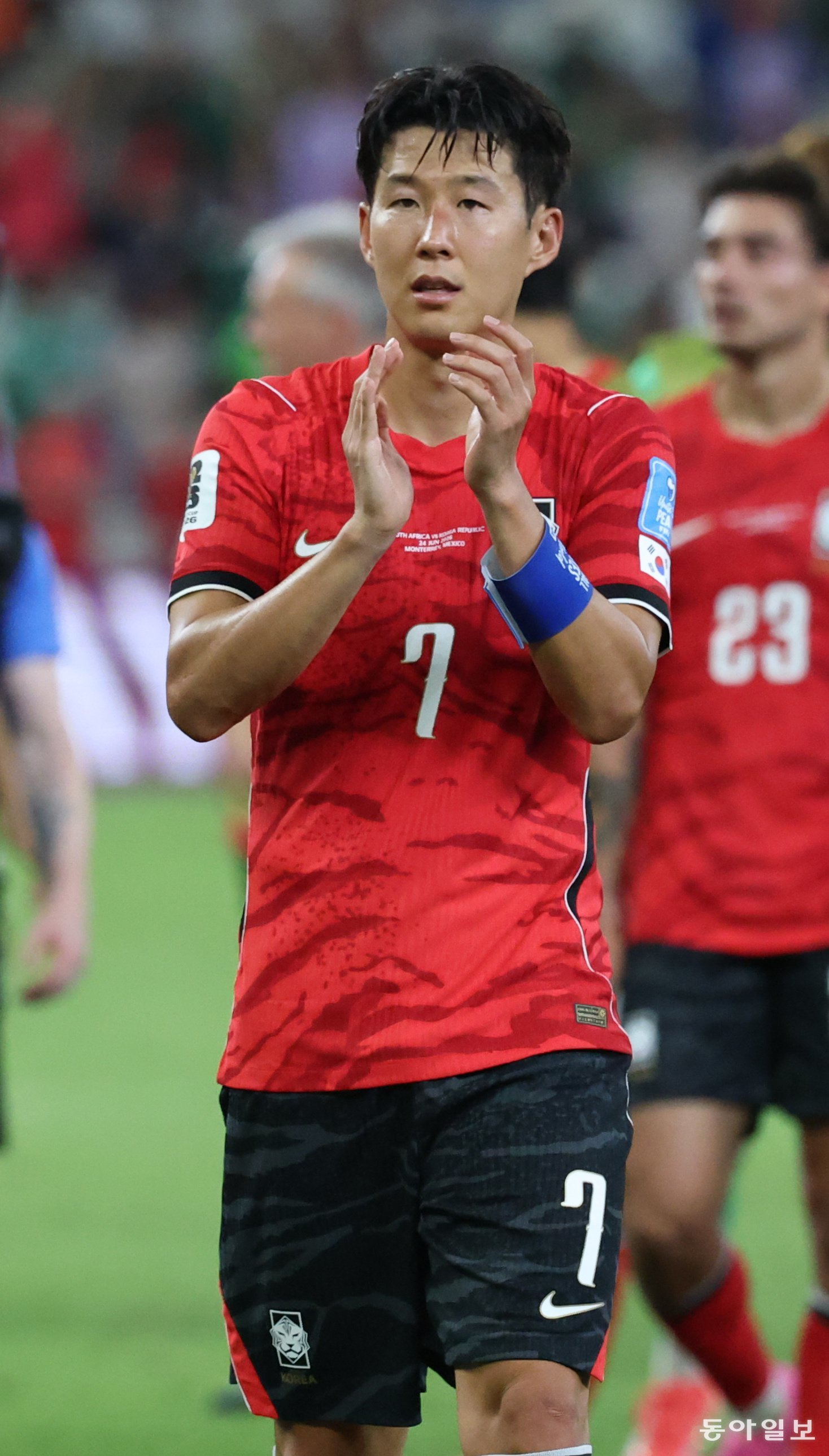 손흥민 “꿈의 무대가 무너진 것 같아 착잡…다시 죽기 살기로 달릴 것”