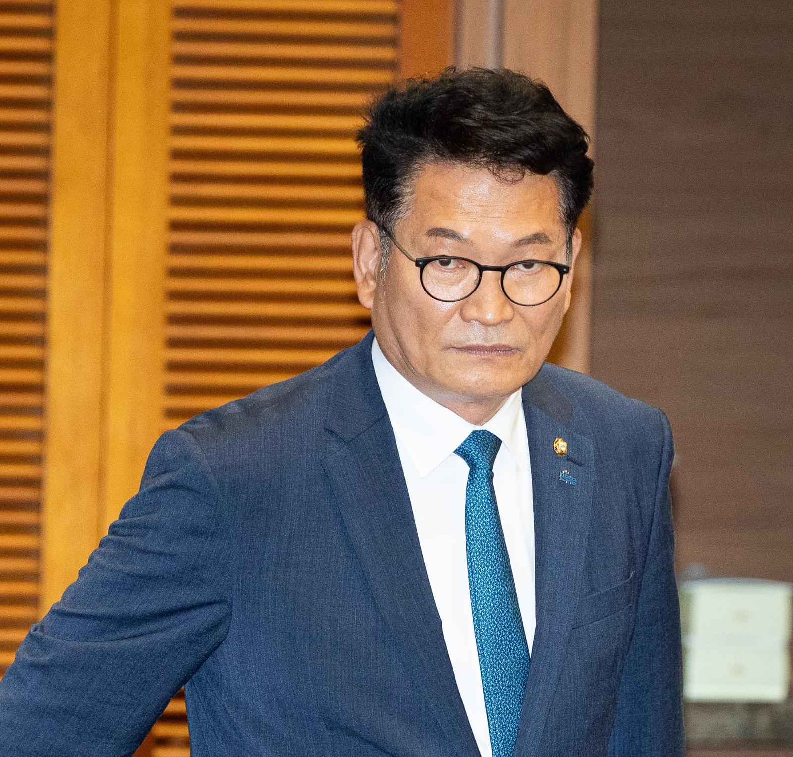 의총 참석한 송영길 더불어민주당 8·17 전당대회 당권 주자로 거론되는 송영길 의원이 29일 서울 여의도 국회에서 열린 의원총회에 참석하고 있다. 송 의원이 이날 “정 전 대표는 완전히 노무현 전 대통령과 등을 져서 장례식에 참석도 못 했다”고 주장하자 정 전 대표는 “100% 허위사실이다. 사과하시기 바란다”고 반박했다. 뉴스1