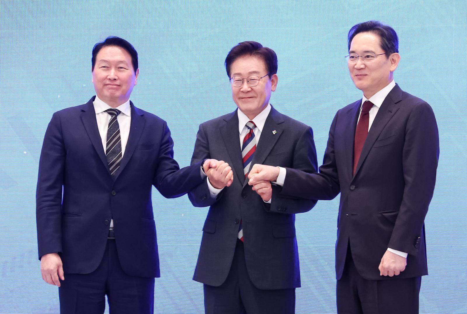 이재명 대통령과 이재용 삼성전자 회장, 최태원 SK그룹 회장이 29일 청와대 영빈관에서 열린 대한민국 대도약 3대 메가프로젝트 국민보고회에서 손을 맞잡고 있다. 뉴스1