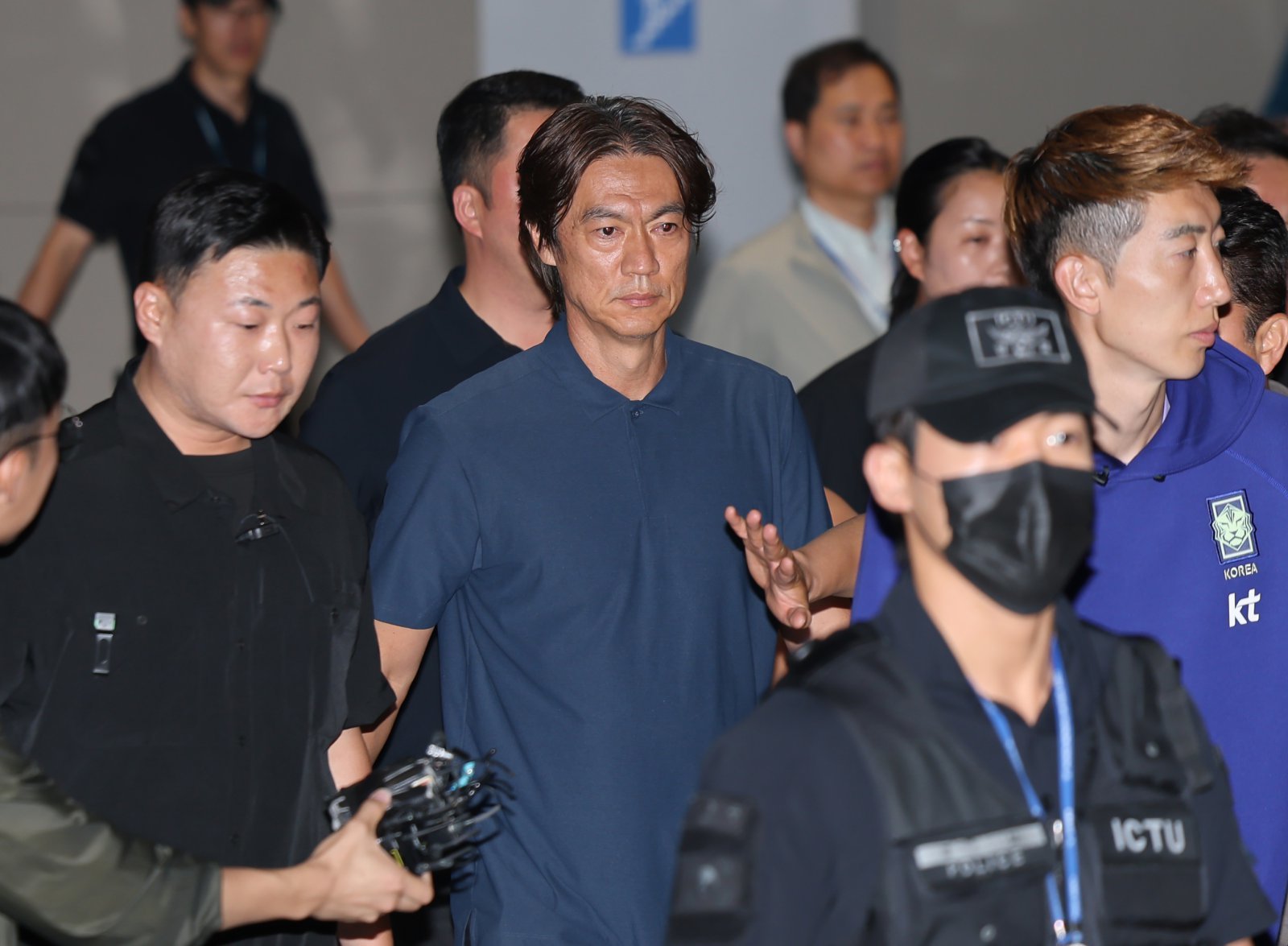 “홍명보 나가” 야유 속 귀국한 홍명보 전 감독