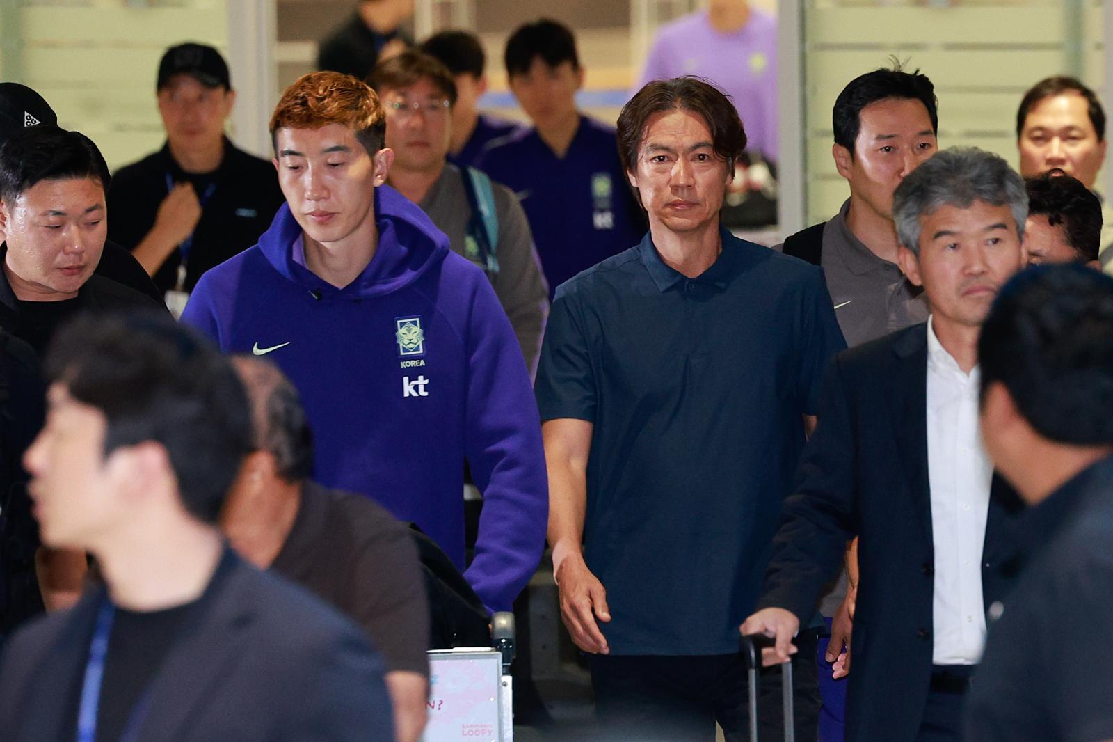 2026 북중미 월드컵 32강 진출 실패의 책임을 지고 사퇴 의사를 밝힌 홍명보 축구대표팀 감독이 30일 새벽 조현우 등 선수들과 함께 인천국제공항 2터미널을 통해 귀국하고 있다. 2026.6.30 ⓒ뉴스1