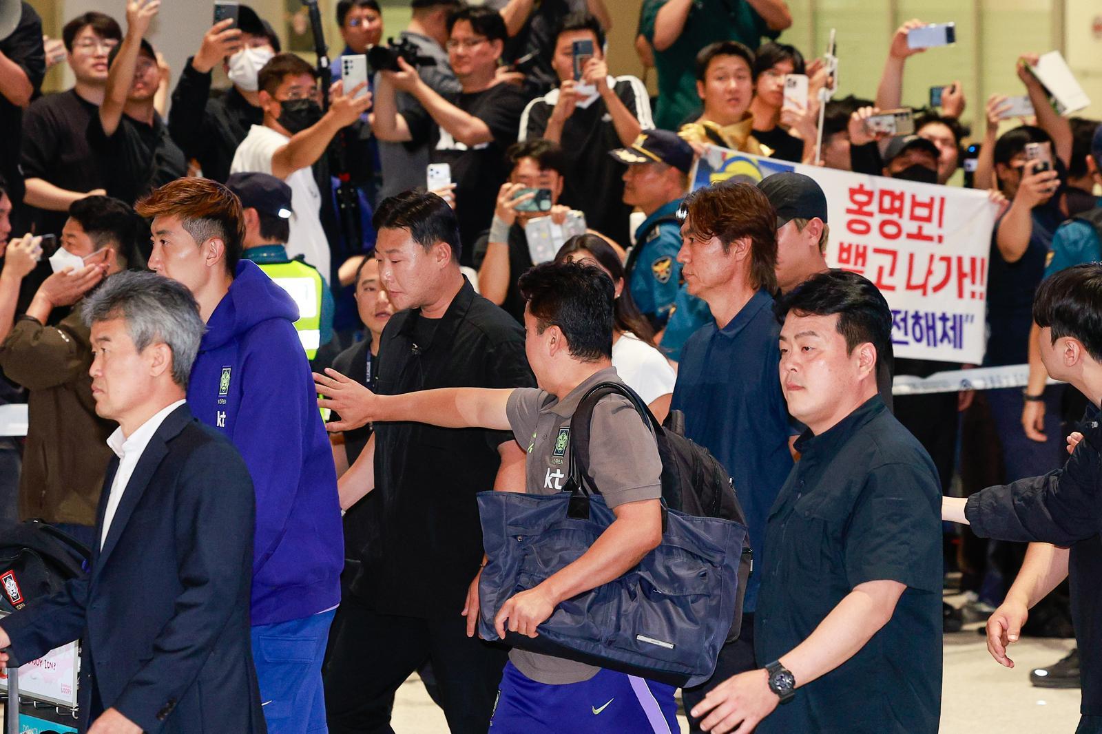2026 북중미 월드컵 32강 진출 실패의 책임을 지고 사퇴 의사를 밝힌 홍명보 축구대표팀 감독이 30일 새벽 인천국제공항 2터미널을 통해 귀국하고 있다. 2026.6.30 ⓒ뉴스1