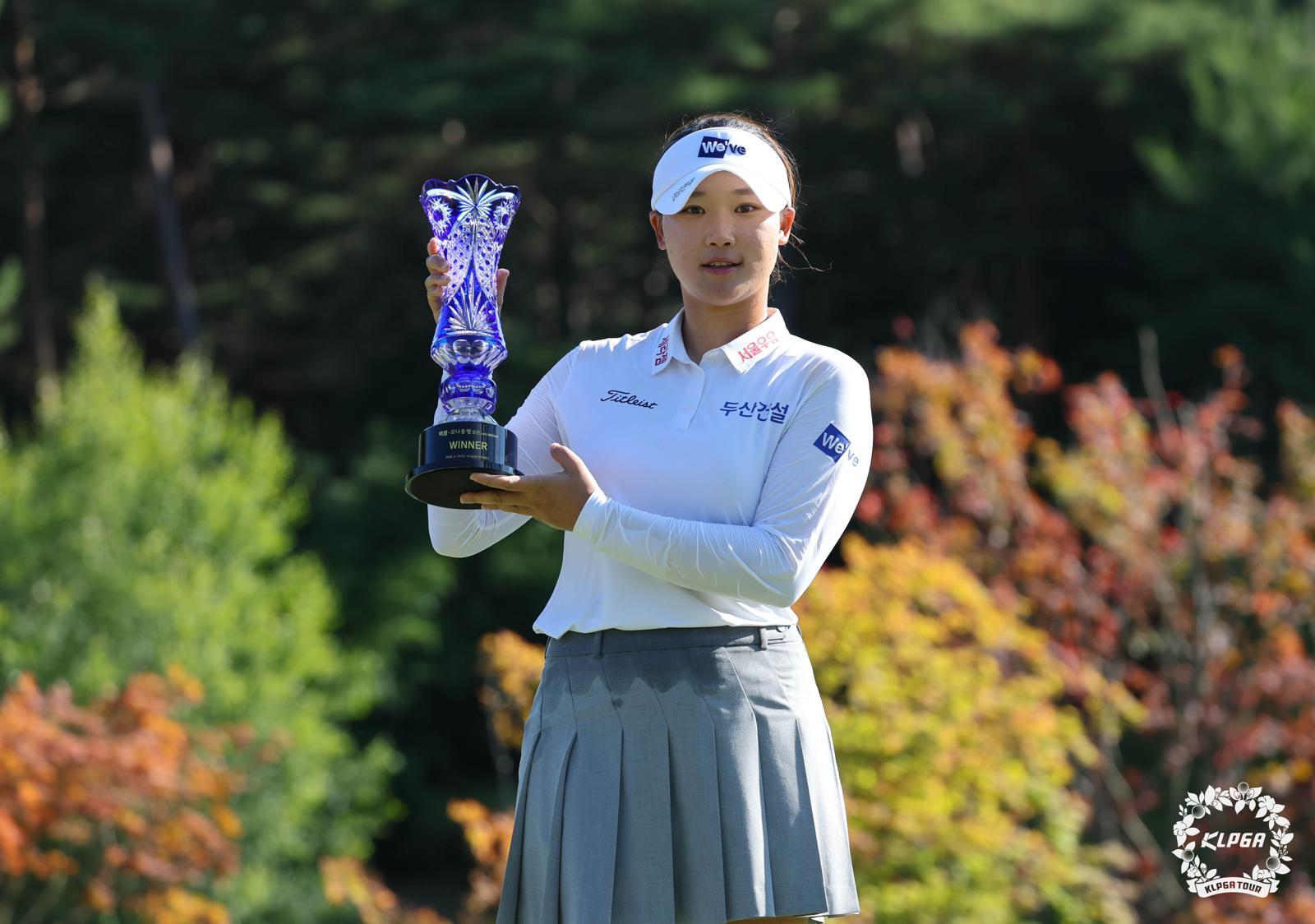 골퍼 김민솔이 28일 강원도 평창군 버치힐CC에서 열린 ‘맥콜 · 모나 용평 오픈 with SBS Golf’ 최종 라운드에서 연장 승부 끝에 우승을 차지한 후 트로피를 들고 기념촬영을 하고 있다. 2026.6.28 KLPGA 제공