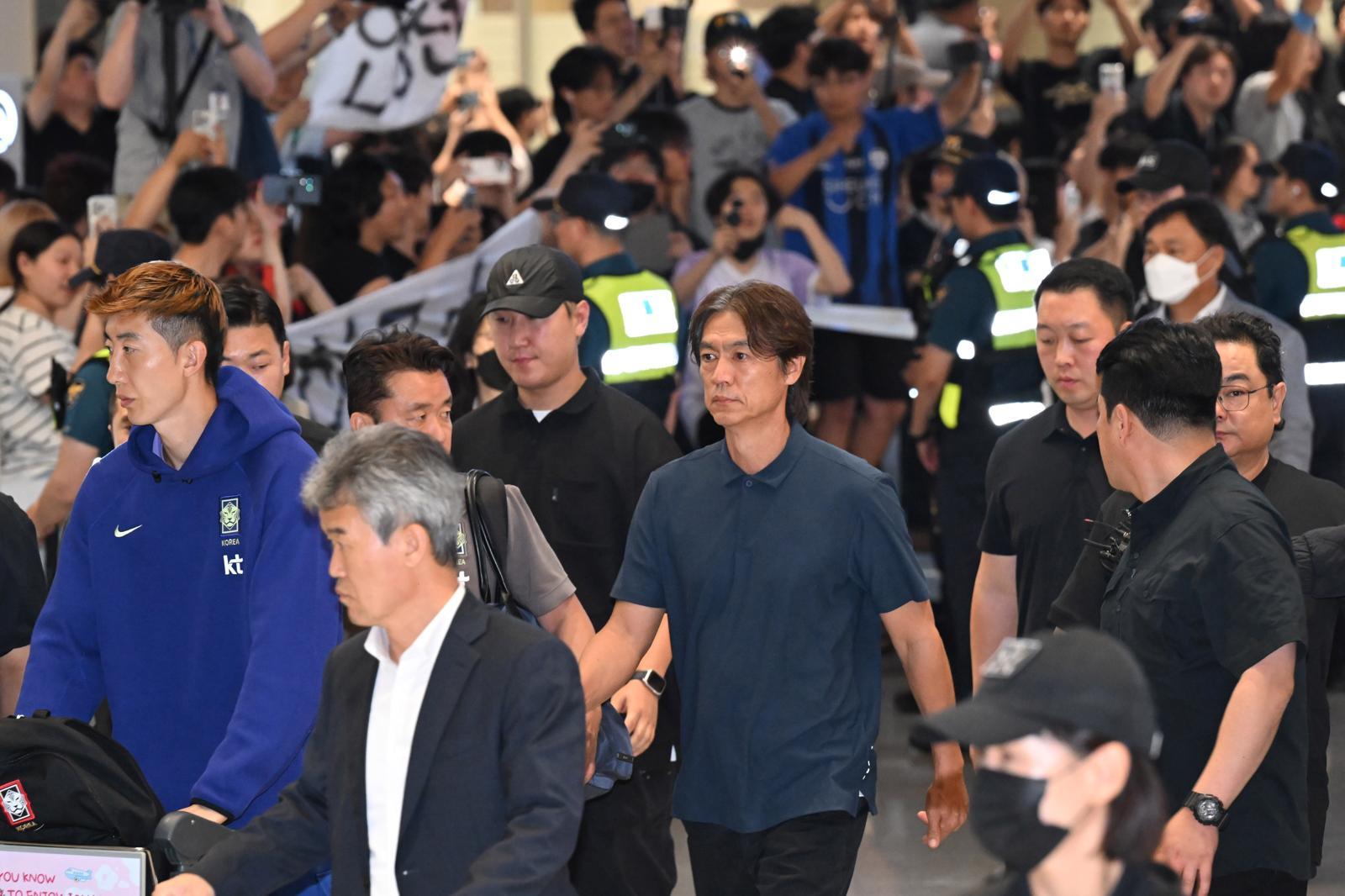 홍명보 전 한국 축구 대표팀 감독이 30일 오전 인천국제공항 제2터미널을 통해 귀국하고 있다.   홍 감독이 이끈 축구 대표팀은 2026 북중미 월드컵에서 32강 진출 실패라는 불명예를 안고 귀국했다. 뉴시스