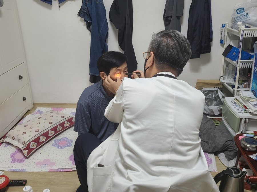 Elderly long-term care recipients surpass 1.2 million in South Korea amid aging population