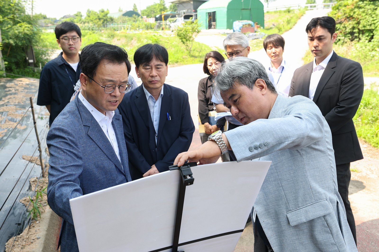 민경선 고양시장 당선인(앞줄 왼쪽)이 일산나들목(IC) 현장에서 직결램프 설치 방안을 실무자들과 논의하고 있다. 고양시 제공